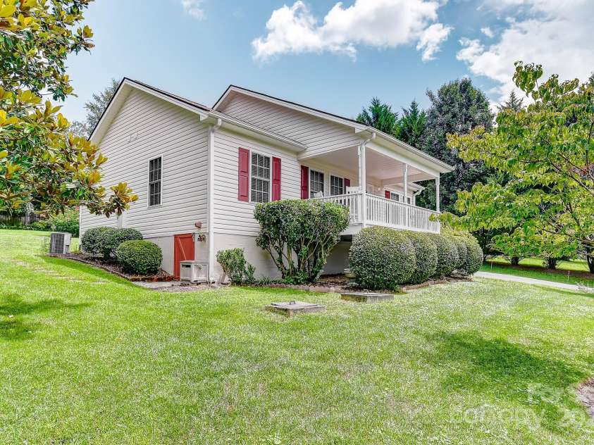 233 Forest Bend Drive, Horse Shoe, NC 28742.  MLS# CAR4287053, YatesRealty ID 30690. 