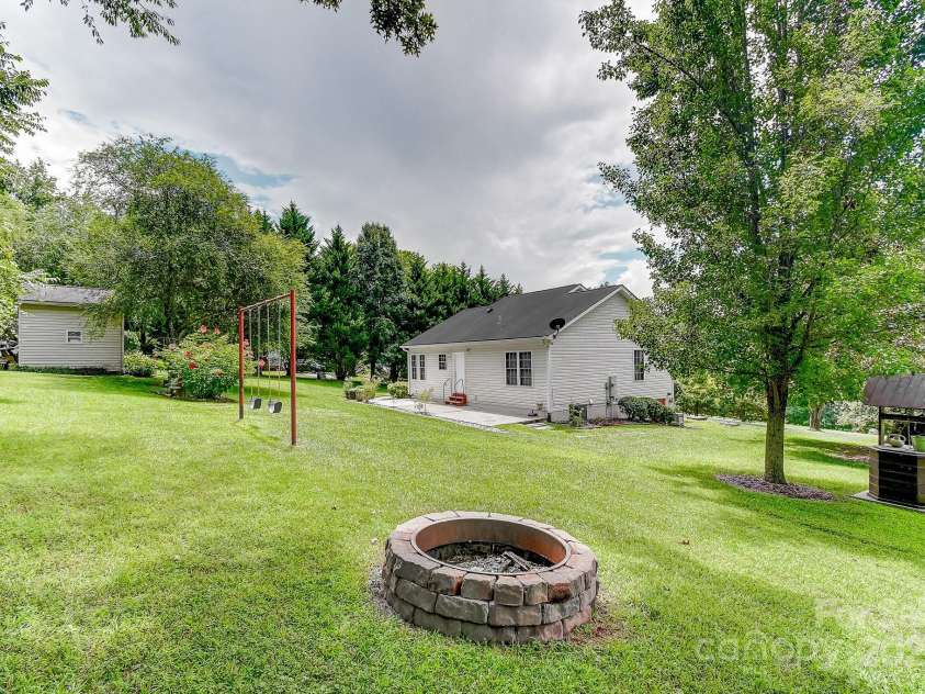 233 Forest Bend Drive, Horse Shoe, NC 28742.  MLS# CAR4287053, YatesRealty ID 30690. 