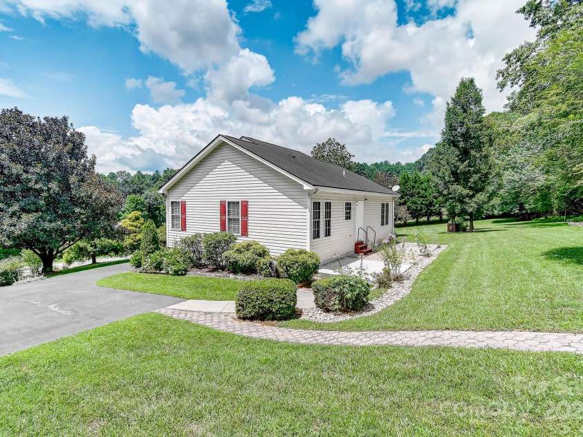 233 Forest Bend Drive, Horse Shoe, NC 28742.  MLS# CAR4287053, YatesRealty ID 30690. 