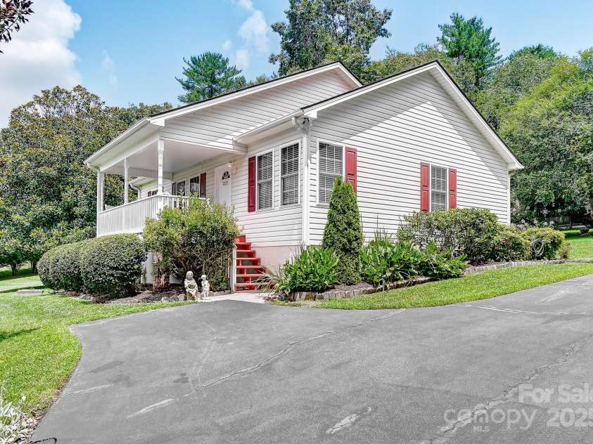 233 Forest Bend Drive, Horse Shoe, NC 28742.  MLS# CAR4287053, YatesRealty ID 30690. 