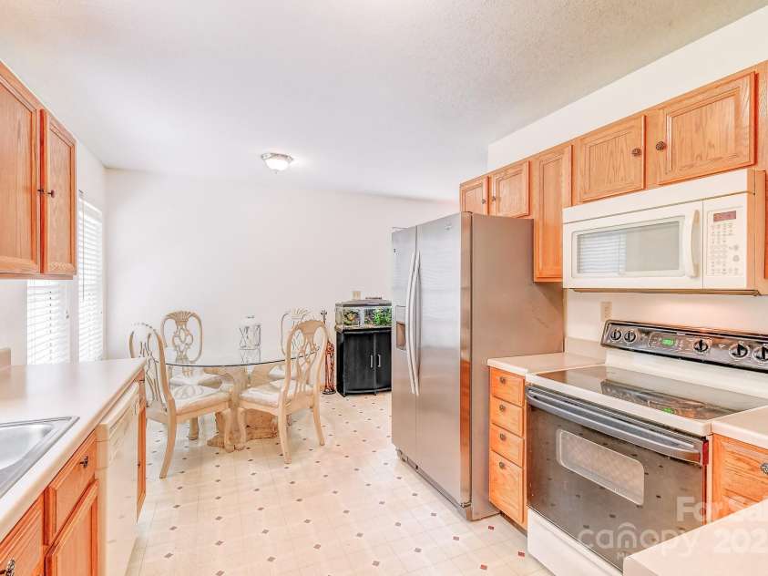 233 Forest Bend Drive, Horse Shoe, NC 28742.  MLS# CAR4287053, YatesRealty ID 30690. 