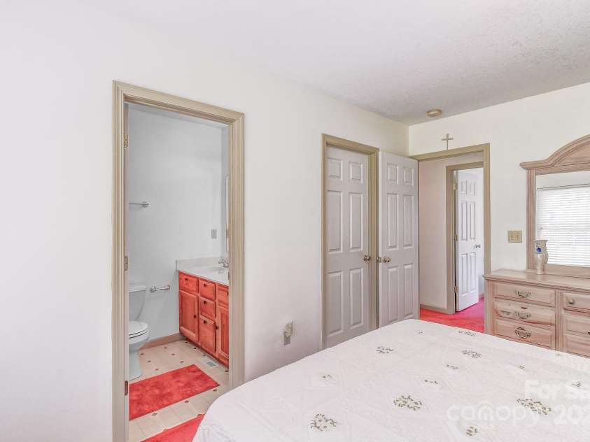 233 Forest Bend Drive, Horse Shoe, NC 28742.  MLS# CAR4287053, YatesRealty ID 30690. 
