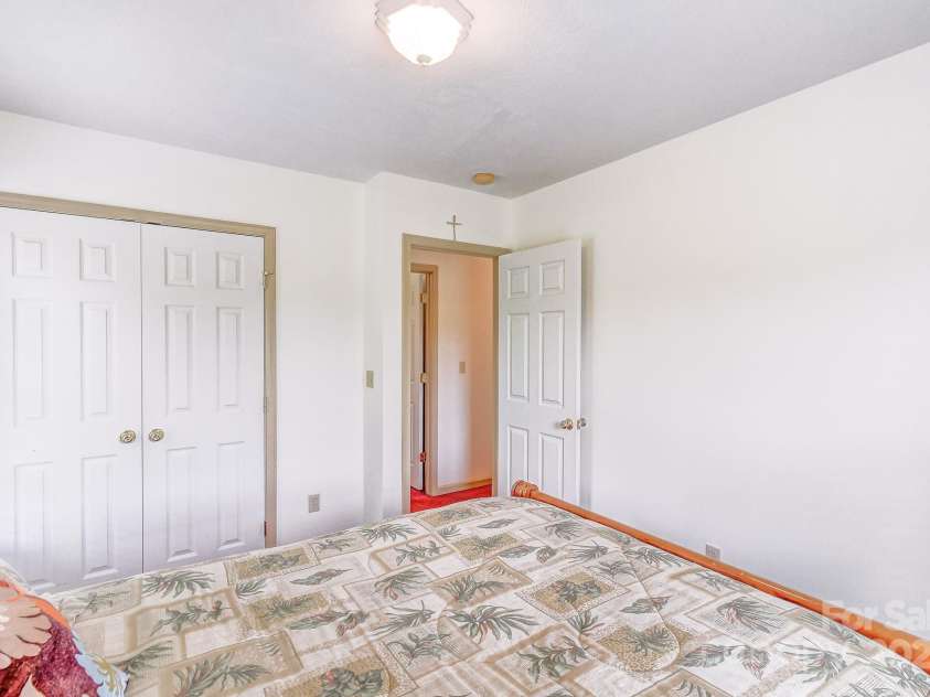 233 Forest Bend Drive, Horse Shoe, NC 28742.  MLS# CAR4287053, YatesRealty ID 30690. 