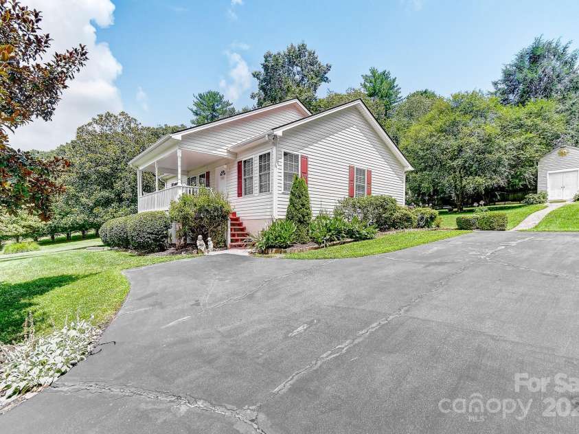 233 Forest Bend Drive, Horse Shoe, NC 28742.  MLS# CAR4287053, YatesRealty ID 30690. 