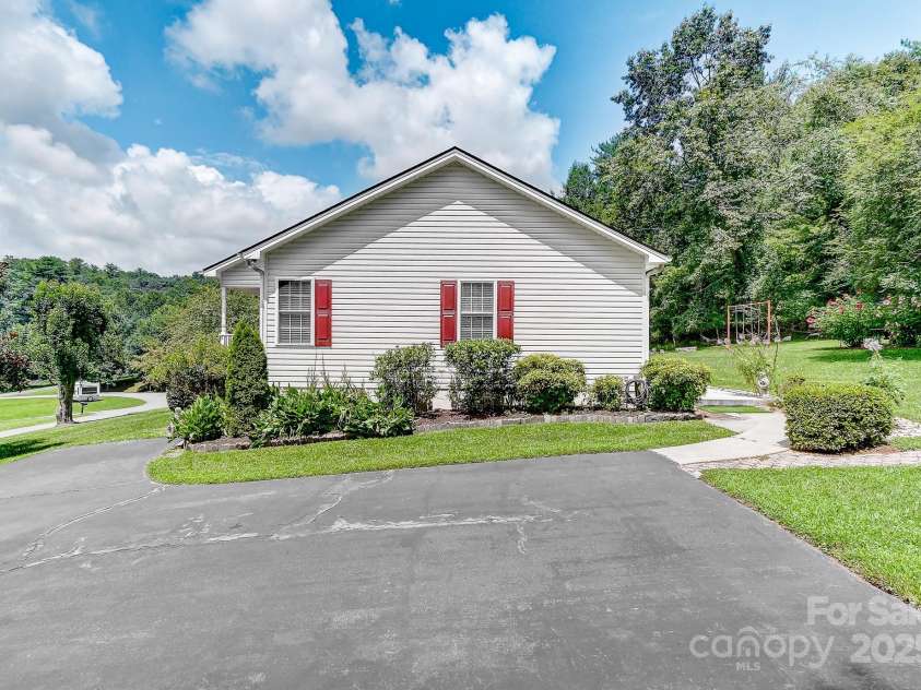 233 Forest Bend Drive, Horse Shoe, NC 28742.  MLS# CAR4287053, YatesRealty ID 30690. 
