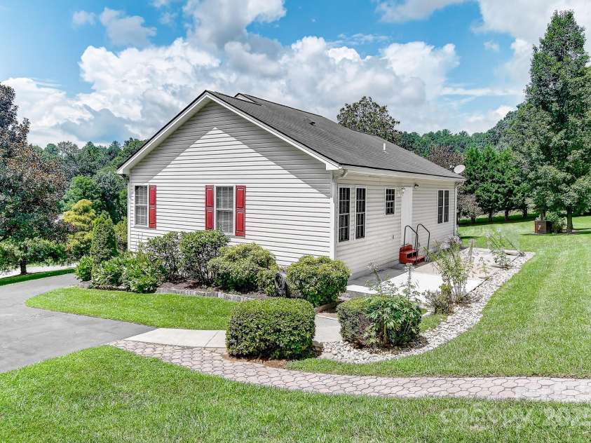 233 Forest Bend Drive, Horse Shoe, NC 28742.  MLS# CAR4287053, YatesRealty ID 30690. 