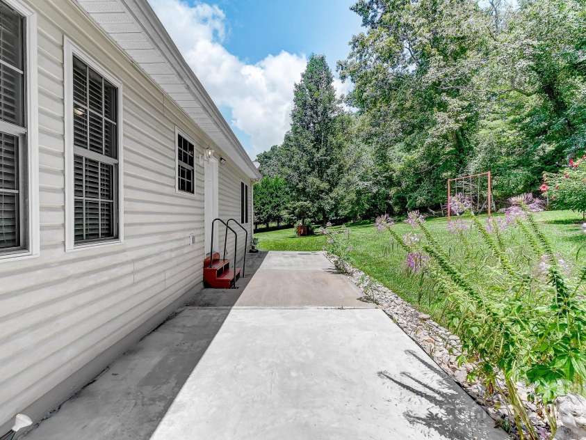 233 Forest Bend Drive, Horse Shoe, NC 28742.  MLS# CAR4287053, YatesRealty ID 30690. 