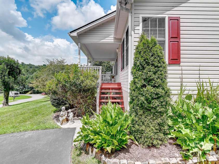 233 Forest Bend Drive, Horse Shoe, NC 28742.  MLS# CAR4287053, YatesRealty ID 30690. 