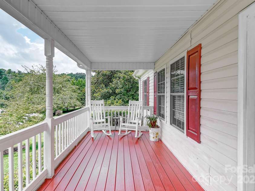 233 Forest Bend Drive, Horse Shoe, NC 28742.  MLS# CAR4287053, YatesRealty ID 30690. 