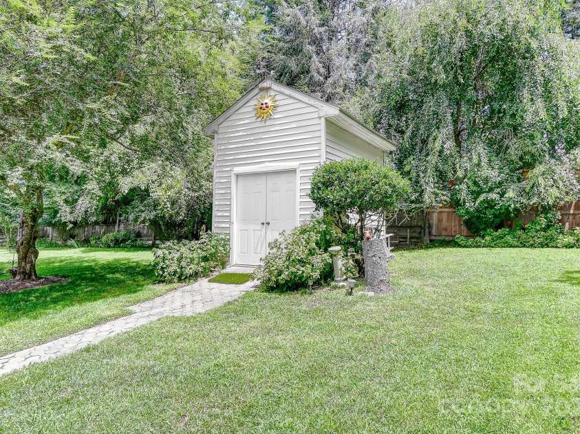 233 Forest Bend Drive, Horse Shoe, NC 28742.  MLS# CAR4287053, YatesRealty ID 30690. 