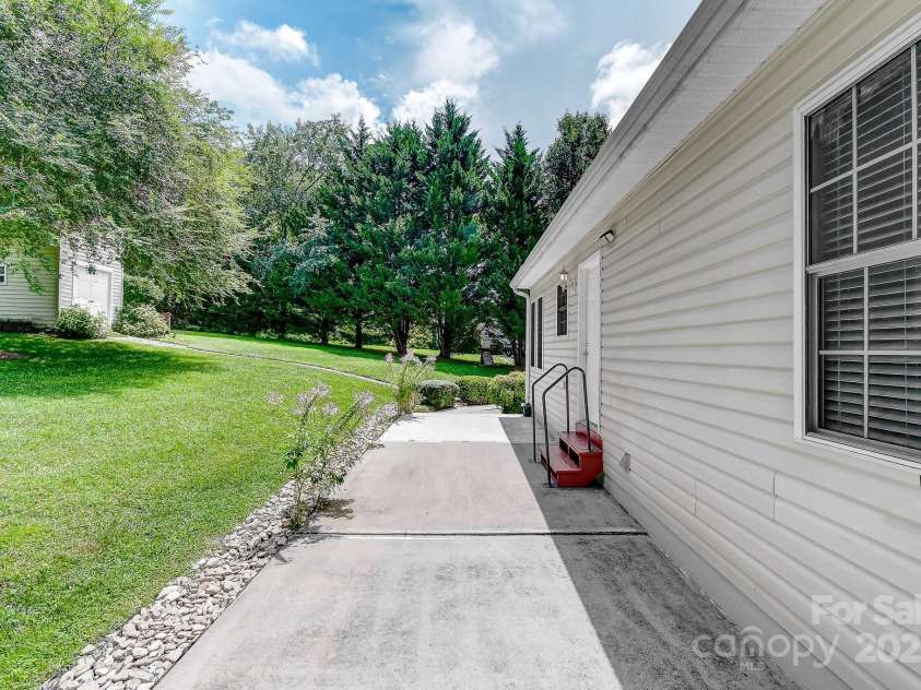 233 Forest Bend Drive, Horse Shoe, NC 28742.  MLS# CAR4287053, YatesRealty ID 30690. 