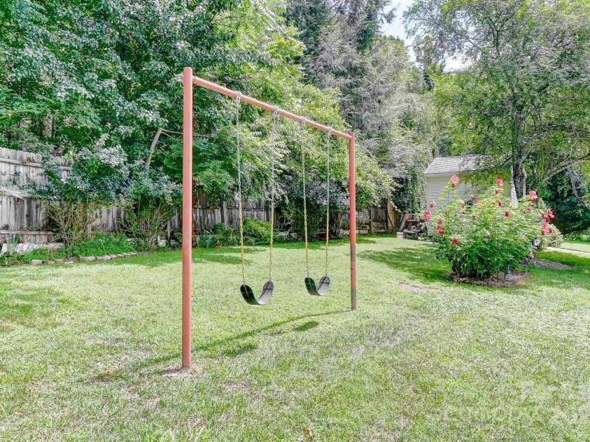 233 Forest Bend Drive, Horse Shoe, NC 28742.  MLS# CAR4287053, YatesRealty ID 30690. 