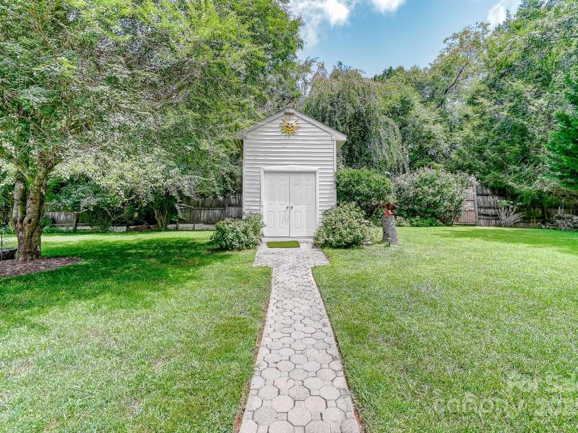 233 Forest Bend Drive, Horse Shoe, NC 28742.  MLS# CAR4287053, YatesRealty ID 30690. 