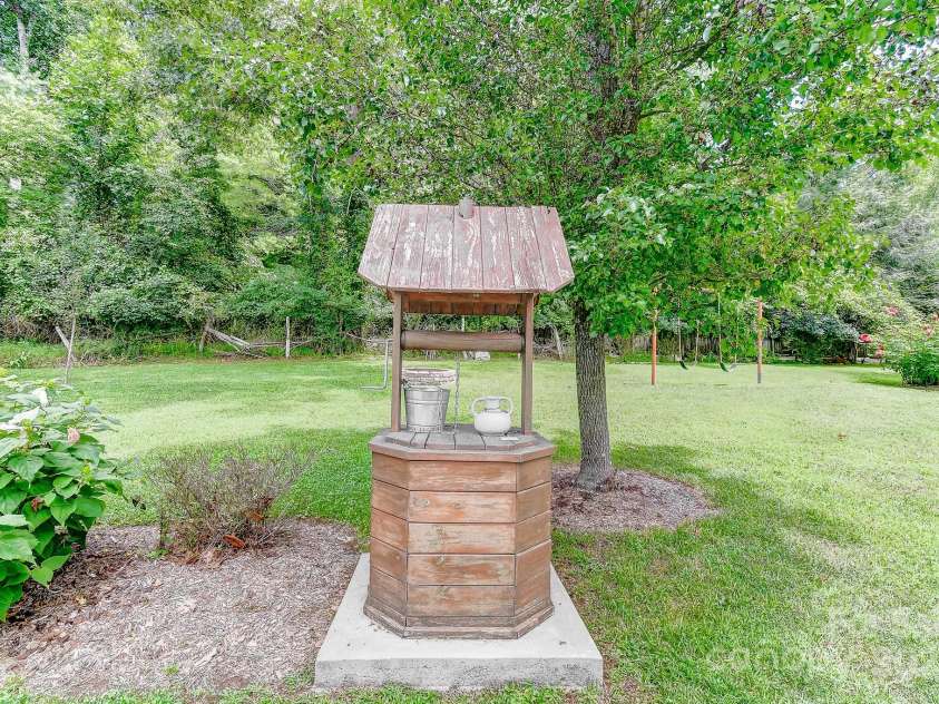 233 Forest Bend Drive, Horse Shoe, NC 28742.  MLS# CAR4287053, YatesRealty ID 30690. 