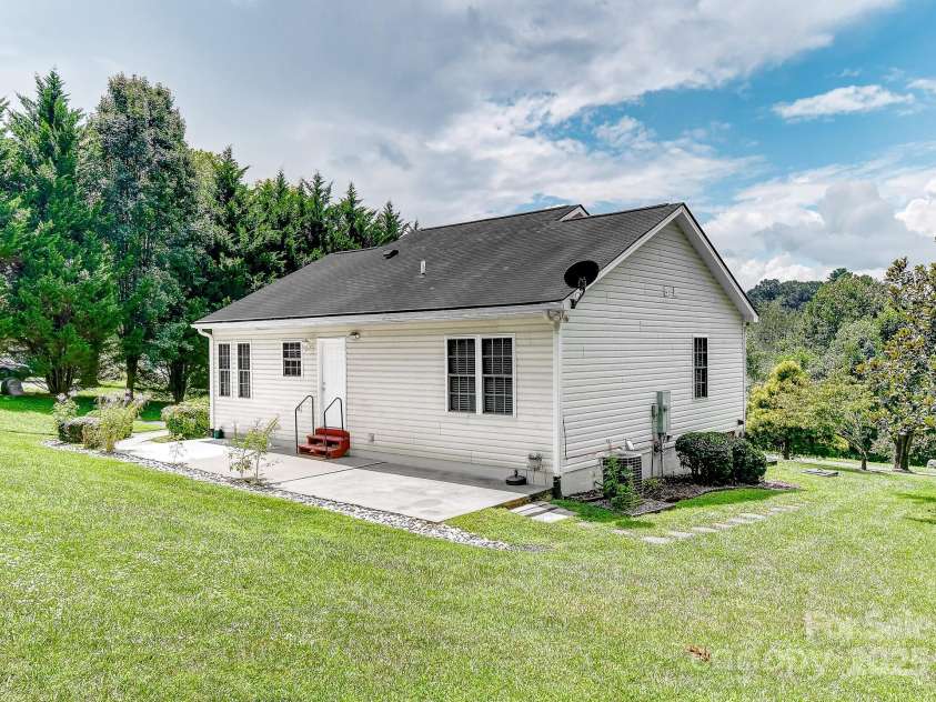 233 Forest Bend Drive, Horse Shoe, NC 28742.  MLS# CAR4287053, YatesRealty ID 30690. 