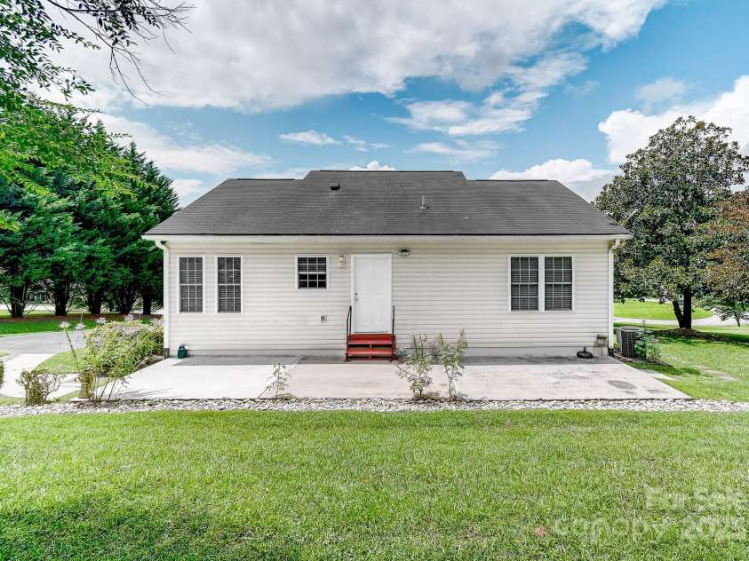 233 Forest Bend Drive, Horse Shoe, NC 28742.  MLS# CAR4287053, YatesRealty ID 30690. 