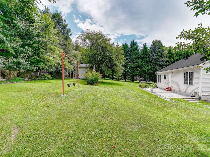 233 Forest Bend Drive, Horse Shoe, NC 28742.  MLS# CAR4287053, YatesRealty ID 30690. 
