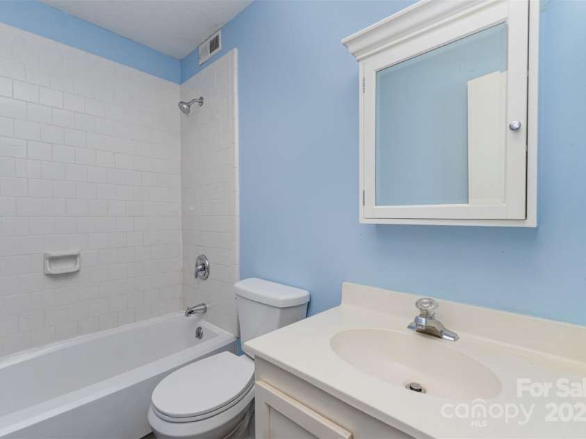 3001 Heathstead Place, Charlotte, NC 28210.  MLS# CAR4287367, YatesRealty ID 30692. ENSUITE FULL BATH WITH REFINISHED TUB AND SUBWAY TILE