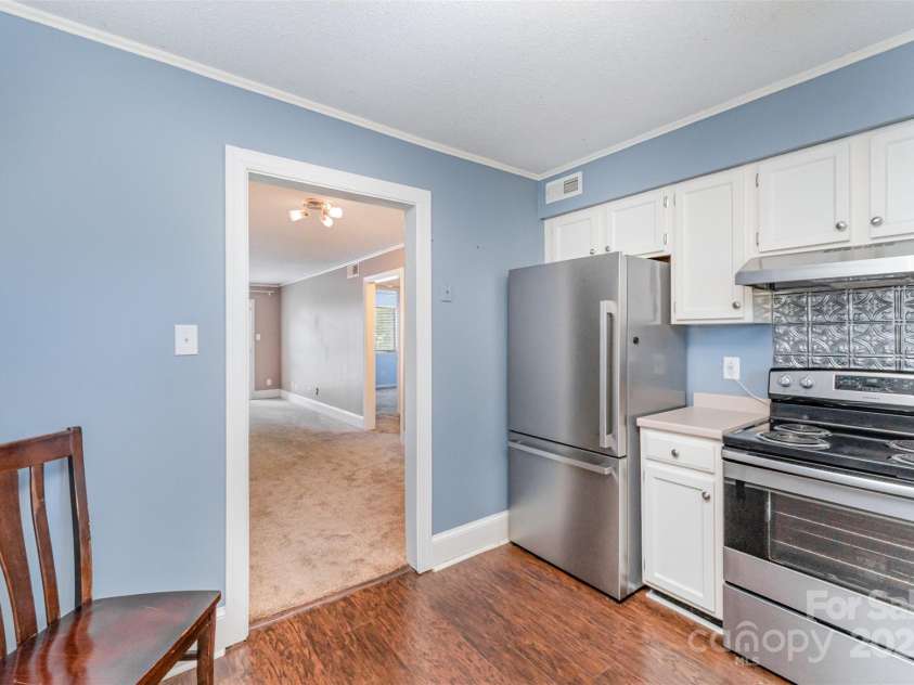 3001 Heathstead Place, Charlotte, NC 28210.  MLS# CAR4287367, YatesRealty ID 30692. Kitchen