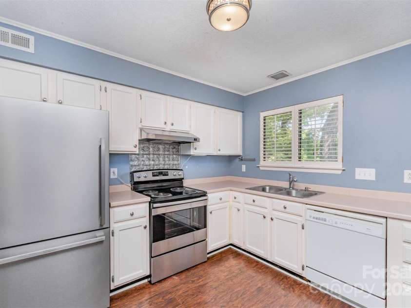 3001 Heathstead Place, Charlotte, NC 28210.  MLS# CAR4287367, YatesRealty ID 30692. LARGE KITCHEN HAS NEW STOVE AND SS REFRIGERATOR - ALSO A PANTRY 