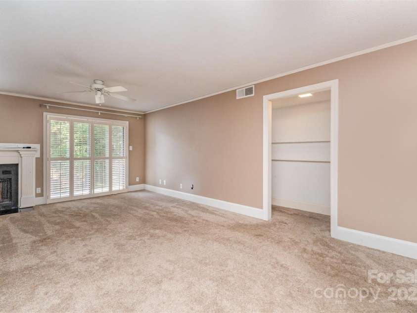 3001 Heathstead Place, Charlotte, NC 28210.  MLS# CAR4287367, YatesRealty ID 30692. LARGE LR/DR COMBINATION