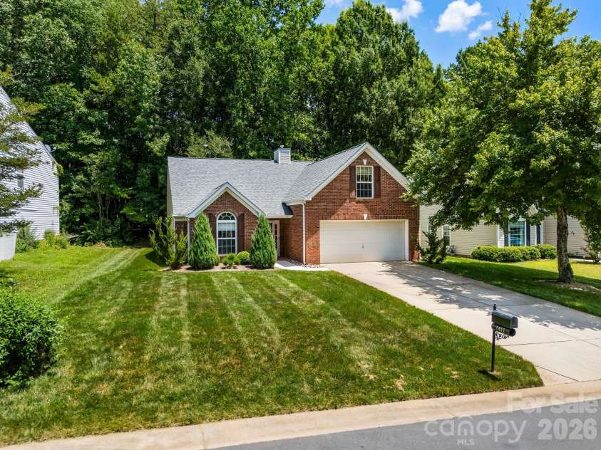 1437 Deer Forest Drive, Fort Mill, SC 29707.  MLS# CAR4385819, YatesRealty ID 30694. Beautiful Lawn 