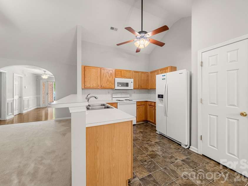 1437 Deer Forest Drive, Fort Mill, SC 29707.  MLS# CAR4385819, YatesRealty ID 30694. Kitchen
