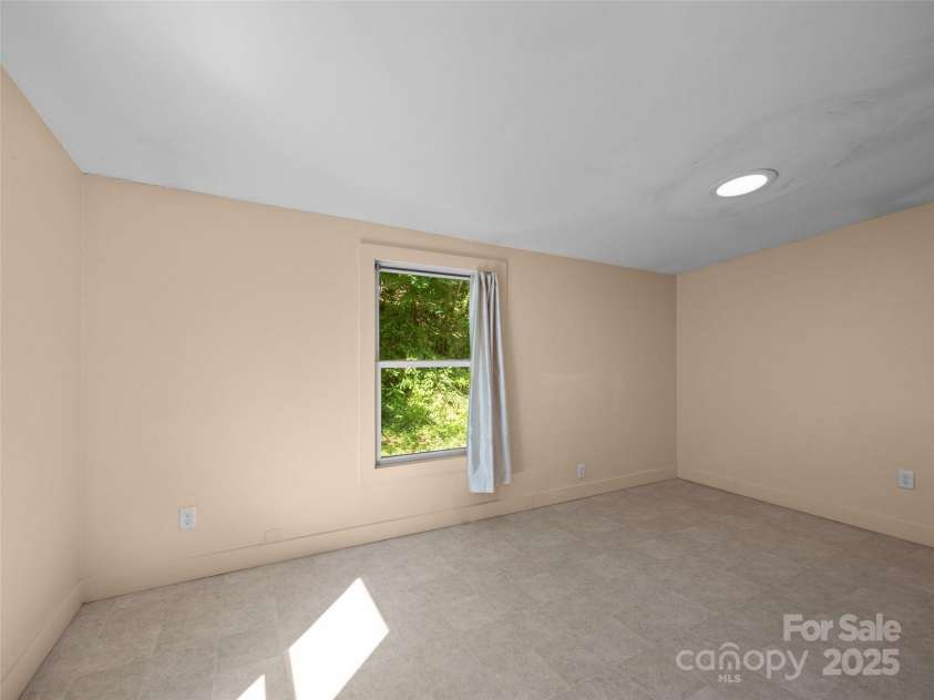 129 Franklin Road, Swannanoa, NC 28778.  MLS# CAR4283769, YatesRealty ID 30695. 
