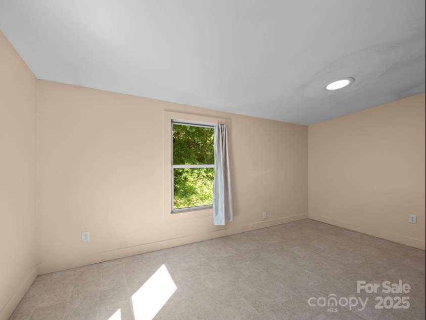 129 Franklin Road, Swannanoa, NC 28778.  MLS# CAR4283769, YatesRealty ID 30695. 