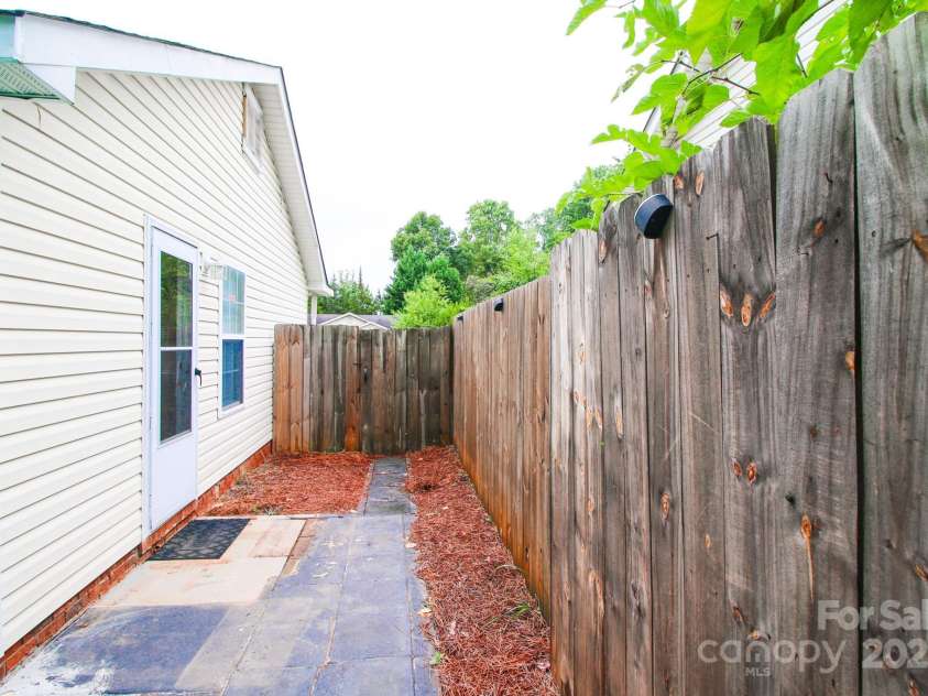 6202 Cottageville Lane, Charlotte, NC 28208.  MLS# CAR4288230, YatesRealty ID 30696. 
