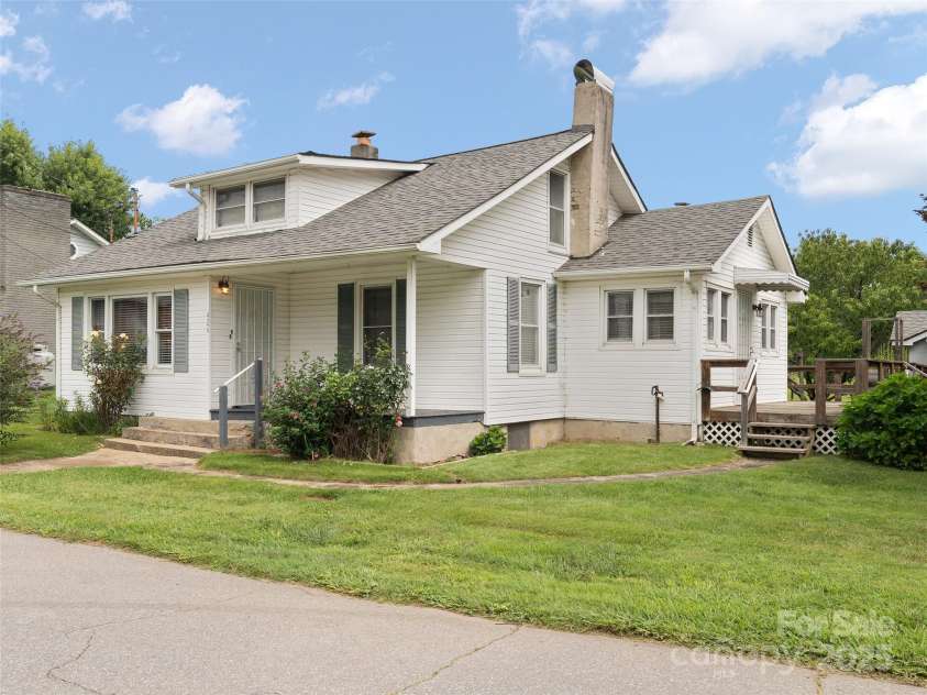 426 Sunset Circle, Canton, NC 28716.  MLS# CAR4285464, YatesRealty ID 30697. 