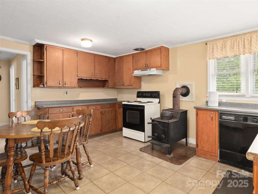 426 Sunset Circle, Canton, NC 28716.  MLS# CAR4285464, YatesRealty ID 30697. 