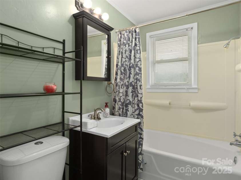 426 Sunset Circle, Canton, NC 28716.  MLS# CAR4285464, YatesRealty ID 30697. 