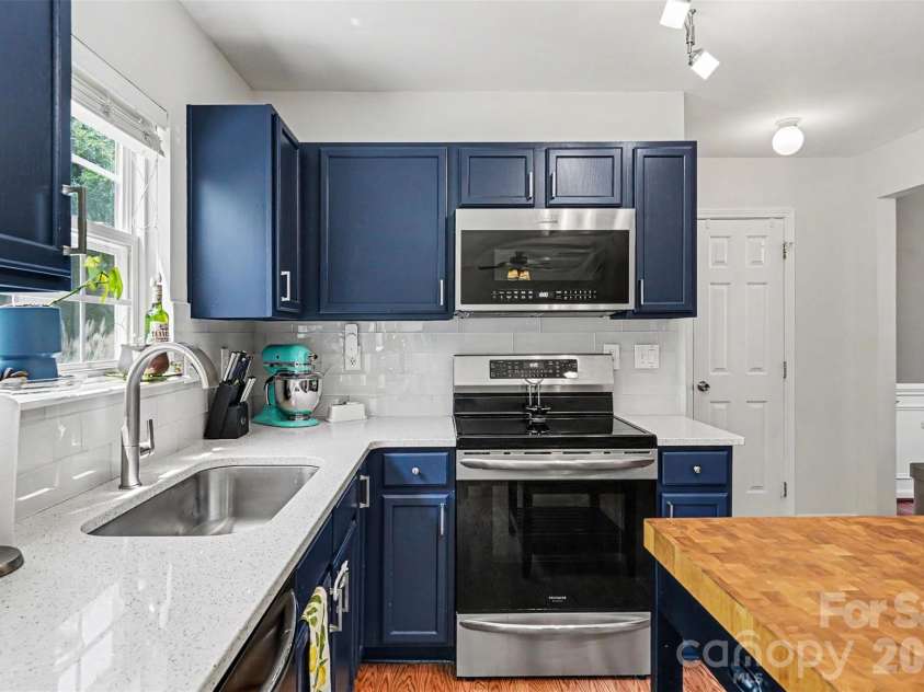 6019 Firethorne Lane, Concord, NC 28025.  MLS# CAR4391302, YatesRealty ID 30700. Beautiful Blue Cabinetry