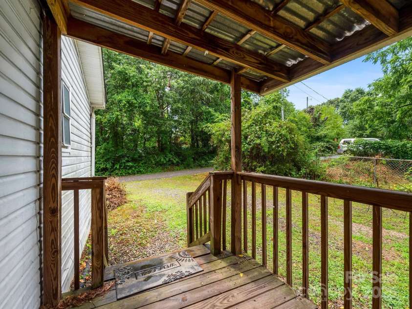 238 Brickyard Road, Asheville, NC 28806.  MLS# CAR4279435, YatesRealty ID 30701. Plenty of parking