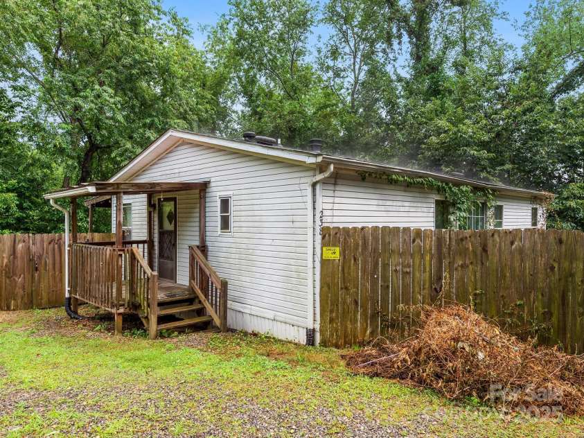 238 Brickyard Road, Asheville, NC 28806.  MLS# CAR4279435, YatesRealty ID 30701. Welcome to 238 Brickyard Road!