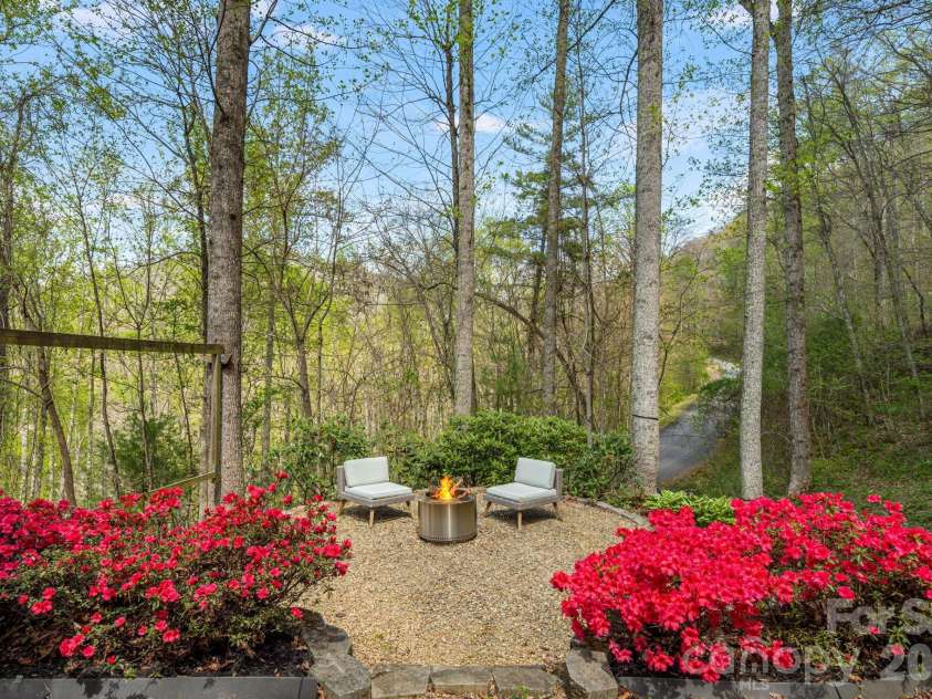 35 Chesten Mountain Drive, Asheville, NC 28803.  MLS# CAR4370920, YatesRealty ID 30701. 