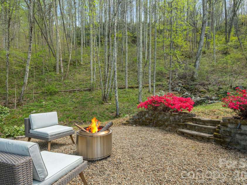 35 Chesten Mountain Drive, Asheville, NC 28803.  MLS# CAR4370920, YatesRealty ID 30701. 