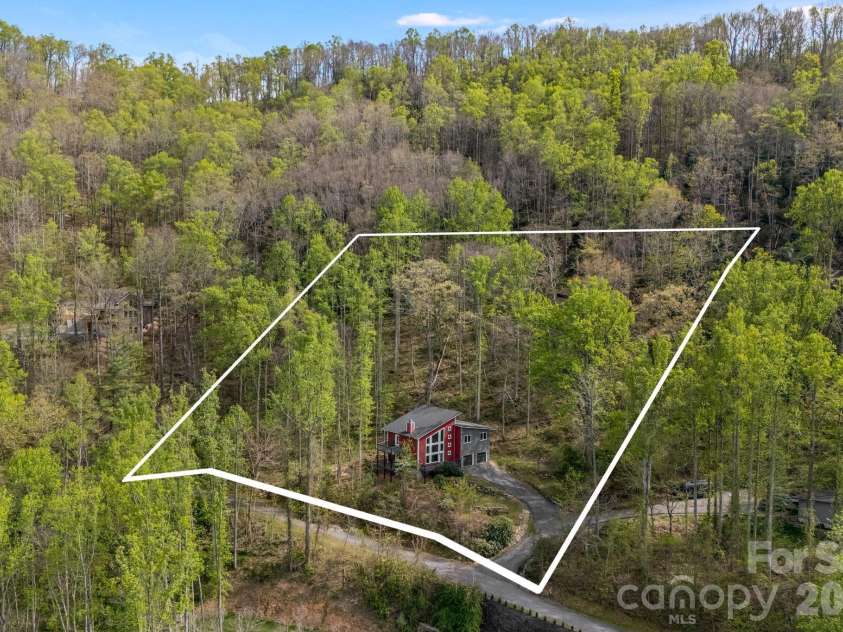 35 Chesten Mountain Drive, Asheville, NC 28803.  MLS# CAR4370920, YatesRealty ID 30701. 