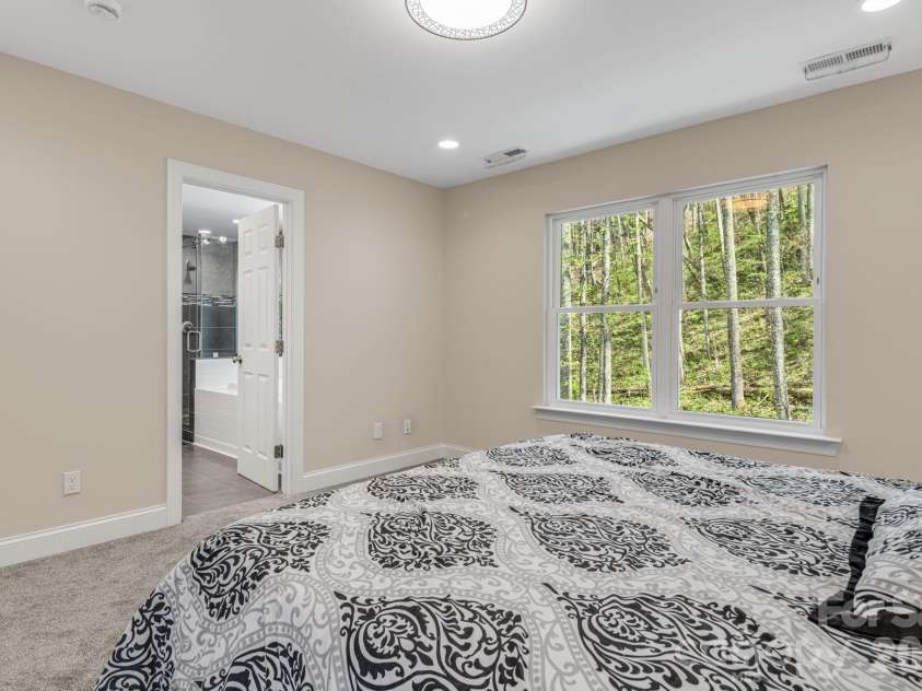 35 Chesten Mountain Drive, Asheville, NC 28803.  MLS# CAR4370920, YatesRealty ID 30701. Primary Bedroom