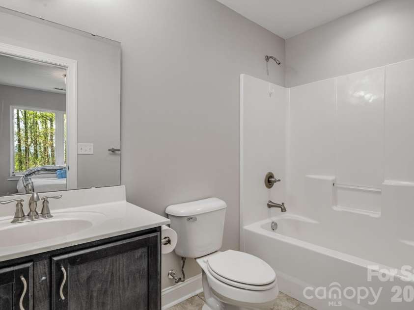 35 Chesten Mountain Drive, Asheville, NC 28803.  MLS# CAR4370920, YatesRealty ID 30701. Private Bath
