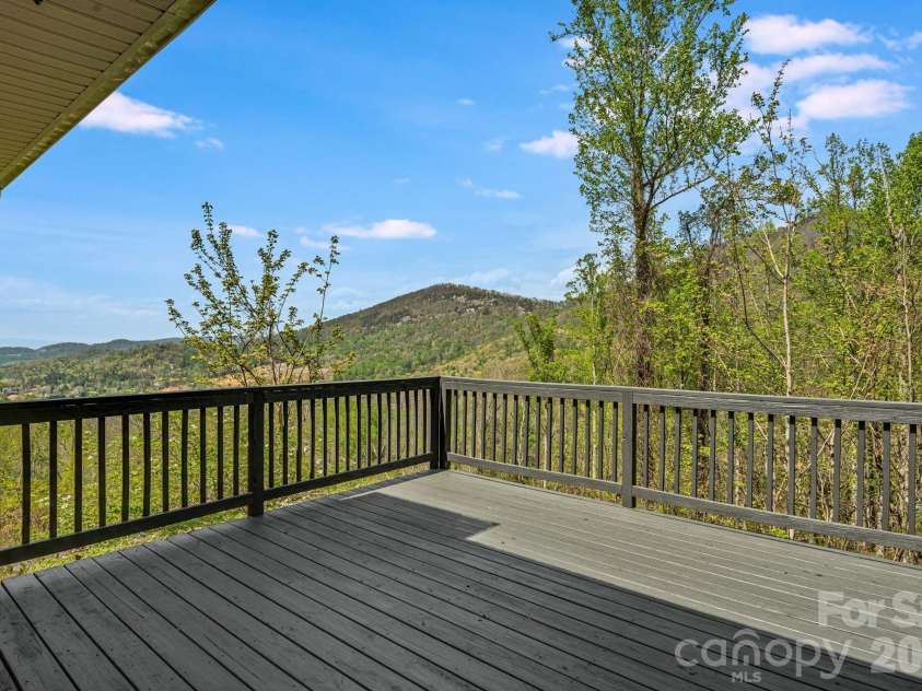 35 Chesten Mountain Drive, Asheville, NC 28803.  MLS# CAR4370920, YatesRealty ID 30701. Upper Deck