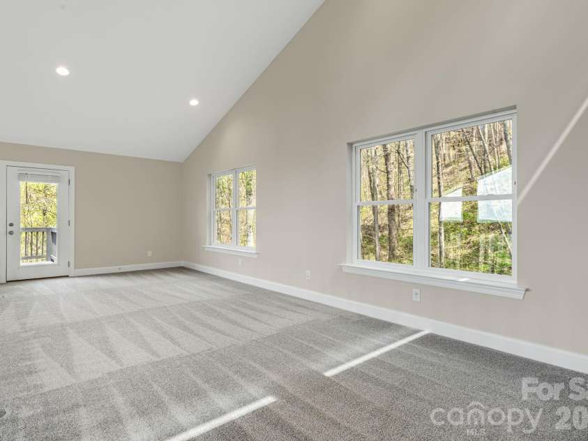 35 Chesten Mountain Drive, Asheville, NC 28803.  MLS# CAR4370920, YatesRealty ID 30701. Upper Loft with Deck