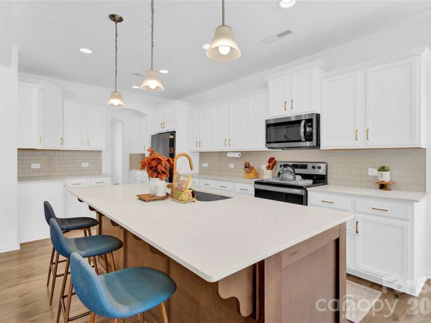 3153 Pinehills Way, Mount Holly, NC 28120.  MLS# CAR4360789, YatesRealty ID 30702. Kitchen Island