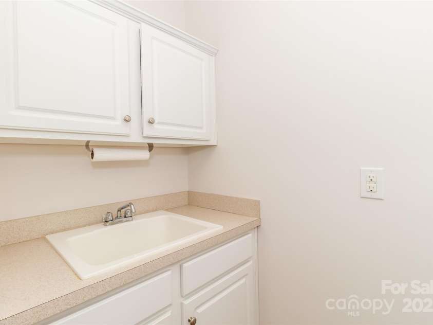 4423 Parkgate Drive, Matthews, NC 28105.  MLS# CAR4286068, YatesRealty ID 30702. 