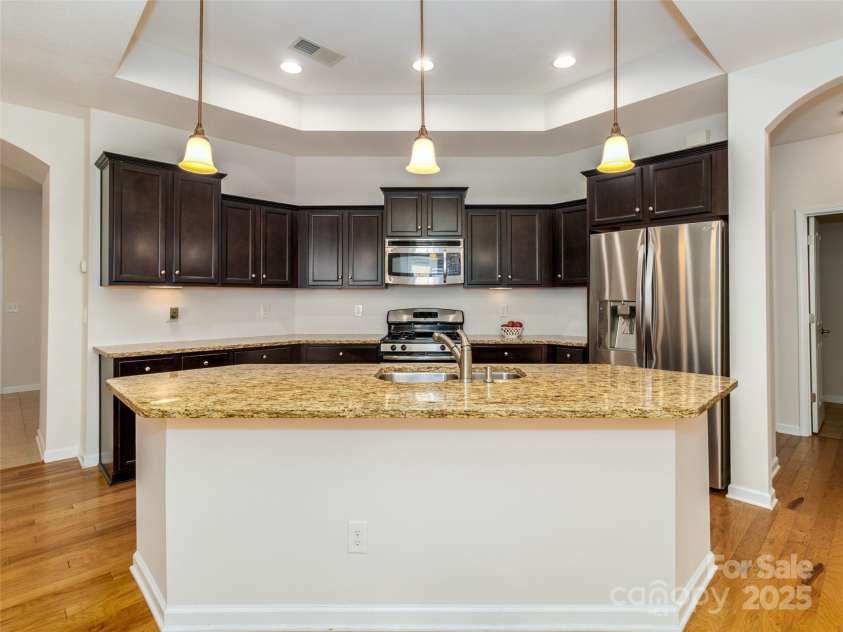 4423 Parkgate Drive, Matthews, NC 28105.  MLS# CAR4286068, YatesRealty ID 30702. Kitchen Island