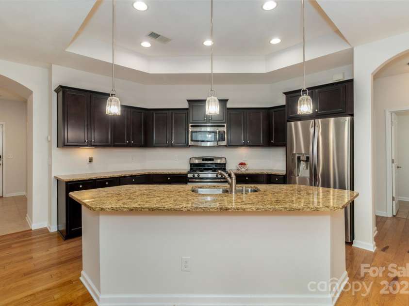 4423 Parkgate Drive, Matthews, NC 28105.  MLS# CAR4286068, YatesRealty ID 30702. Kitchen Island