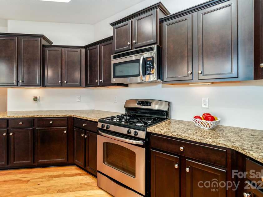 4423 Parkgate Drive, Matthews, NC 28105.  MLS# CAR4286068, YatesRealty ID 30702. Kithchen