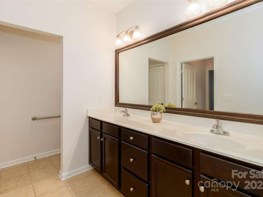 4423 Parkgate Drive, Matthews, NC 28105.  MLS# CAR4286068, YatesRealty ID 30702. Primary Bath