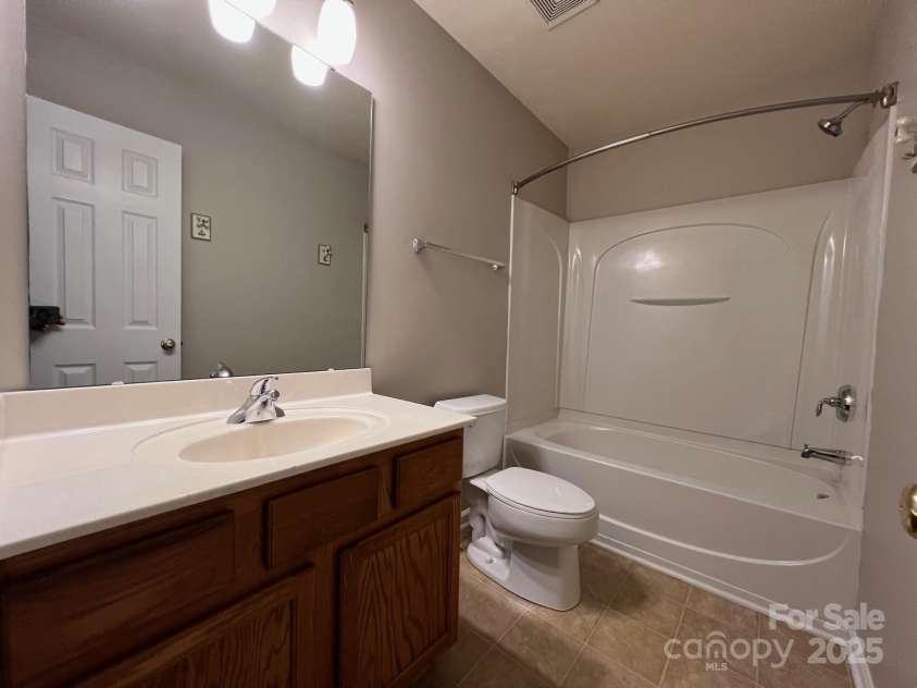 155 Limerick Road, Mooresville, NC 28115.  MLS# CAR4284761, YatesRealty ID 30708. Here is the ensuite bathroom for this front bedroom.
